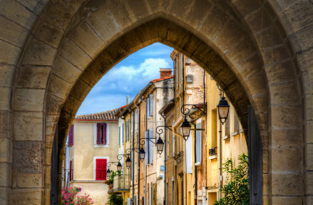 en regardant à travers l'une des portes du sud-ouest de la ville fortifiée d'aigues-mortes, occitanie, france - nimes photos et images de collection