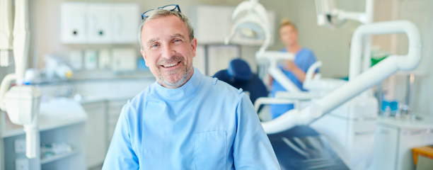 치과 의사 초상화 - medical exam dentist dentists chair dental assistant 뉴스 사진 이미지
