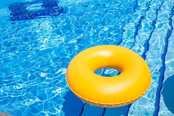 piscina giallo camera d'aria i piscina - swimming tube inflatable circle foto e immagini stock
