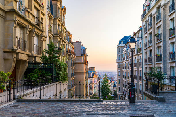 パリのモンマルトル地区。フランス・パリのモーニング・モンマルトル階段。ヨーロッパ。フランス、パリのモンマルトル地区の居心地の良い通りの眺め。パリの建築とランドマーク。パリ� - paris france ストックフォトと画像