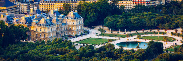 le palais du luxembourg dans le jardin du luxembourg ou luxembourg gardens à paris, france. le palais du luxembourg a été construit à l'origine (1615-1645) pour être la résidence royale de la régente marie de médicis. - jardin luxembourg photos et images de collection