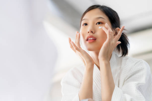 매력적인 신선도 아시아 여자 깨끗한 얼굴 신선한 물 과 주의 모양에 거울 에 욕실 홈 배경 - 한국 뉴스 사진 이미지