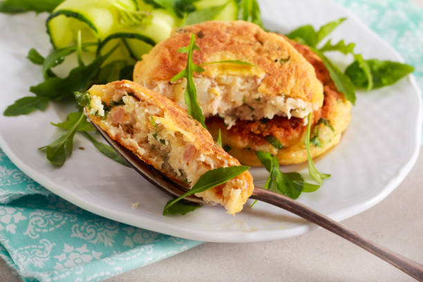 Thunfisch-Fischkuchen mit Salat serviert – Foto