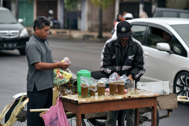 venta de vendedor callejero jugo fresco de caña de azúcar - syrup brown sugar sugar spoon fotografías e imágenes de stock