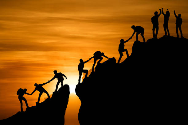 groep mensen op peak mountain climbing helpen teamwerk, reizen trekking succes business concept - vertrouwenspersoon stockfoto's en -beelden