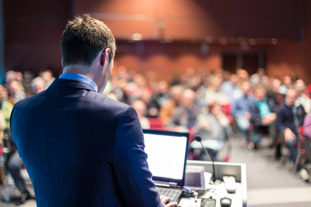 ponente público dando charlas en un evento de negocios. - lecture hall audio fotografías e imágenes de stock