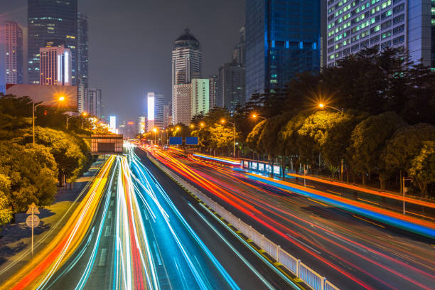 vista nocturna de la ciudad trayectoria de la luz trasera del coche - beijing traffic land vehicle city street fotografías e imágenes de stock