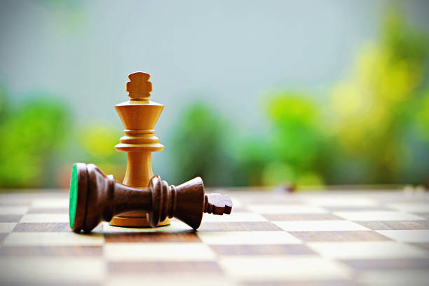 rei branco da cor que derrota o rei da cor preta na fotografia de stock do jogo de xadrez - conquered - fotografias e filmes do acervo