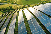 Sonnenkollektoren felder auf den grünen Hügeln