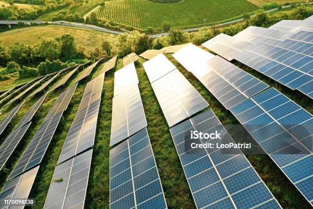Campos De Paneles Solares En Las Colinas Verdes Foto de stock y más banco de imágenes de Panel Solar - Panel Solar, Energía solar, Recursos sostenibles