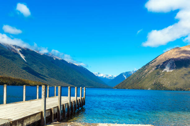 pier on lake rotoiti, nelson lakes national park, neuseeland. kopierbereich für text - zeeland stock-fotos und bilder