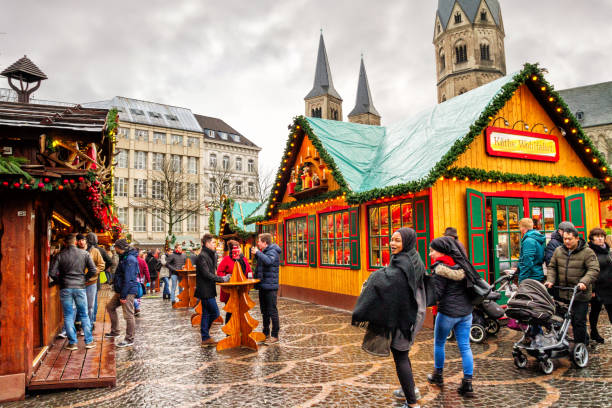 праздничный городской пейзаж - вид на кафе на рождественском базаре (weihnachtsmarkt) - market market stall shopping people стоковые фото и изображения