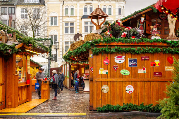 праздничный городской пейзаж - вид на кафе на рождественском базаре (weihnachtsmarkt) - market market stall shopping people стоковые фото и изображения