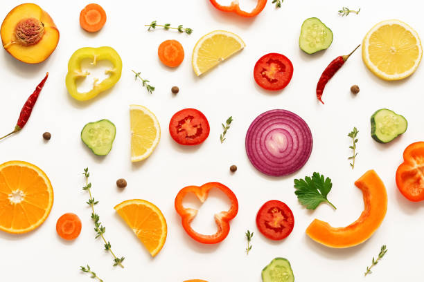 평평한 흰색 배경에 야채와 과일의 조각을 누워, 고립. 위에서 보기 - healthy eating multi colored orange above 뉴스 사진 이미지