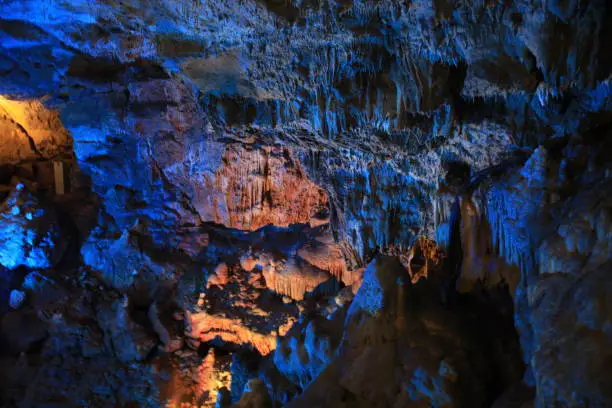 The Bear Cave is made up of Karlshöhle, discovered in 1834, and the continuation of the Bear Cave, discovered in 1949. The temperature is 8-10 ° C throughout the year.
It is located near Sonnenbühl-Erpfingen in the rocks of the white Jurassic Lime. 
It can be walked on over 250 m and impresses with its beautiful stalactites, stretches from the Pleistocene over 1.5 million years ago to the early modern period in the 17th century.