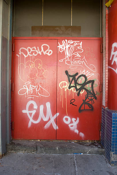 Graffiti de porta - foto de acervo
