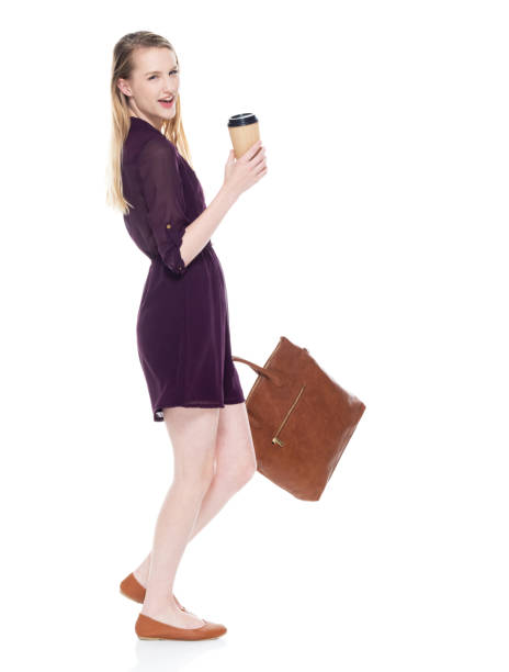красивая молодая 19-летняя женщина в красивом фиолетовом платье - ходьба и проведение кошелек и кофейная чашка - 2947 стоковые фото и изображения
