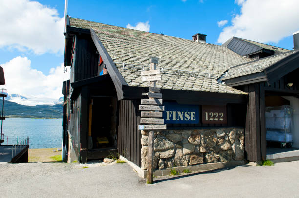 finnisch in norwegen - many glacier hotel stock-fotos und bilder