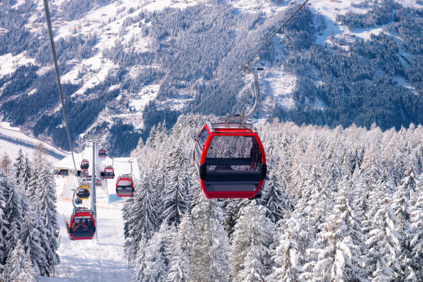 carros de cabo vermelhos da estância de esqui tirol áustria da arena de zillertal - ski arena - fotografias e filmes do acervo