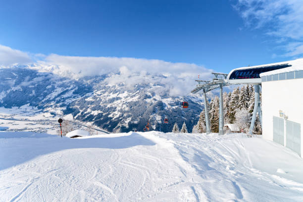 czerwone kolejki linowe i ośrodek narciarski zillertal arena tyrol austria - ski arena zdjęcia i obrazy z banku zdjęć