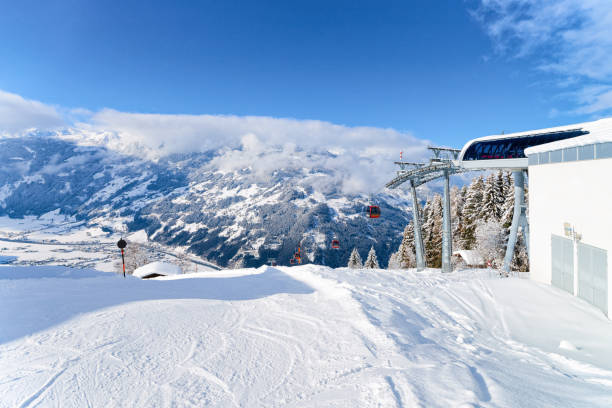 carros de cabo vermelhos e estância de esqui tirol áustria da arena de zillertal - ski arena - fotografias e filmes do acervo