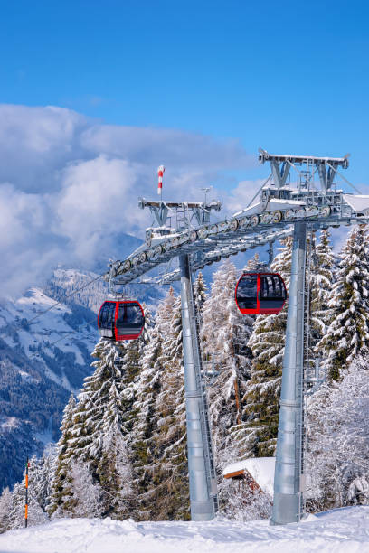 carros de cabo vermelhos na estância de esqui tirol áustria da arena de zillertal - ski arena - fotografias e filmes do acervo