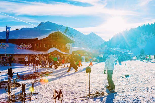 gente en el restaurante chalet penken park austria sol - austria village chalet ski resort fotografías e imágenes de stock