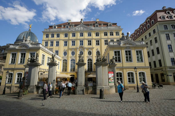 o coselpalais em dresden. dresden é uma cidade localizada na parte oriental da alemanha e é a capital do estado da saxónia. - coselpalais - fotografias e filmes do acervo