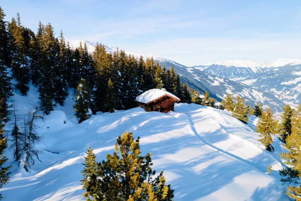 panorama de la ciudad de la estación de esquí mayrhofen con casa de chalets austria - austria village chalet ski resort fotografías e imágenes de stock
