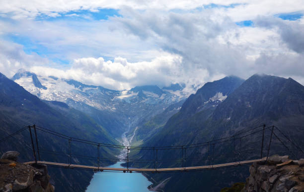 célèbre pont de balancement d'instagram près d'olperer hàtte, zillertal, autriche - tirol north tirol hut austria photos et images de collection