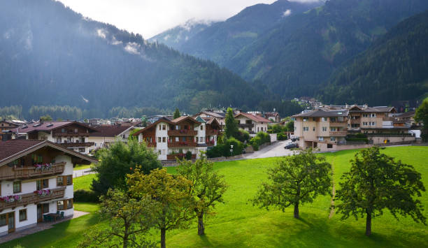 mayrhofen en été à zillertal, tyrol, autriche - ziller photos et images de collection