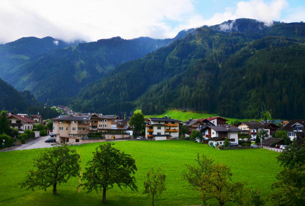 mayrhofen en été à zillertal, tyrol, autriche - ziller photos et images de collection