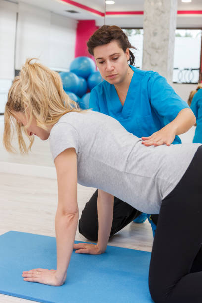 donna incinta con problemi vertebrali al fisioterapista - torso physical therapy patient relaxation exercise foto e immagini stock