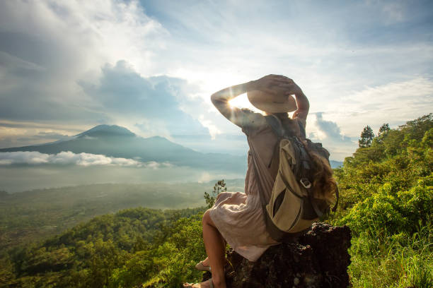 Femme appréciant le lever de soleil d'un dessus de montagne Batur, Bali, Indonésie. - Photo