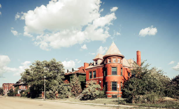 Abandoned house in Detroit One of the many streets in the center of Detroit, Michigan with abandoned houses run down neighborhood stock pictures, royalty-free photos & images