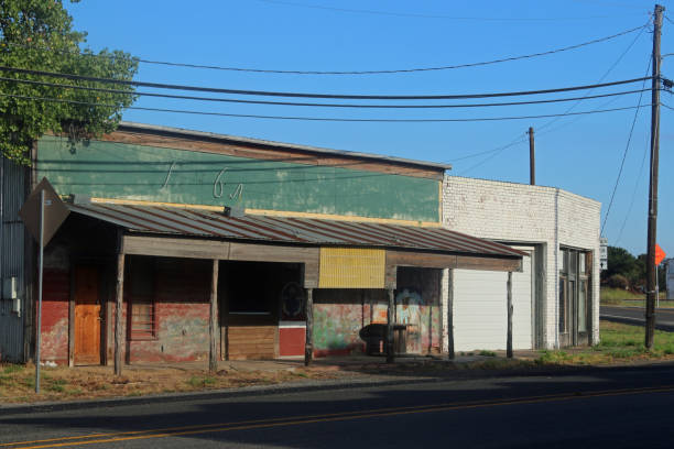 istock Abandoned storefront in disrepair 1170137205