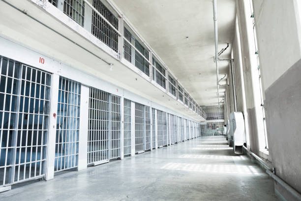 오래된 감옥 세포 블록 - prison cell prison bars corridor photography 뉴스 사진 이미지