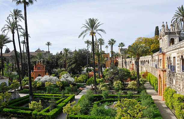 königlichen alcazar gärten - seville sevilla santa cruz city stock-fotos und bilder