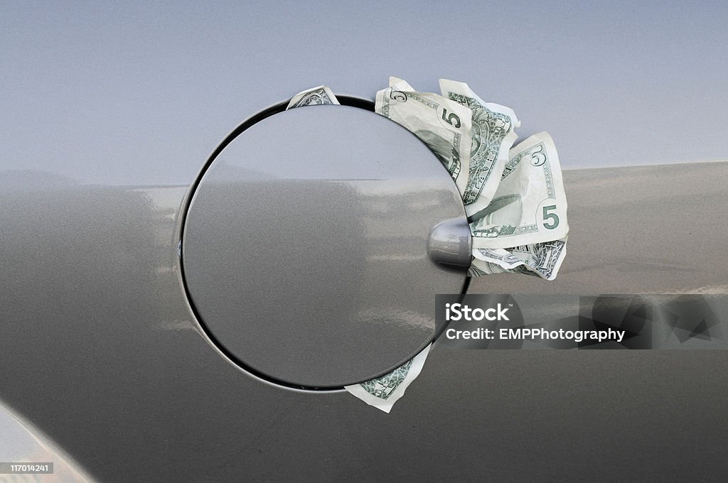 Primer plano de cerrado tanque de la gasolina con dinero sacando - Foto de stock de Tanque de la gasolina libre de derechos