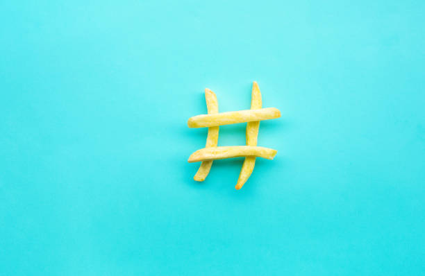 icono de signo de hashtag con francés frito sobre fondo de color azul. conceptos de alimentación, nutrición y conversación social - raw potato clean red red potato fotografías e imágenes de stock
