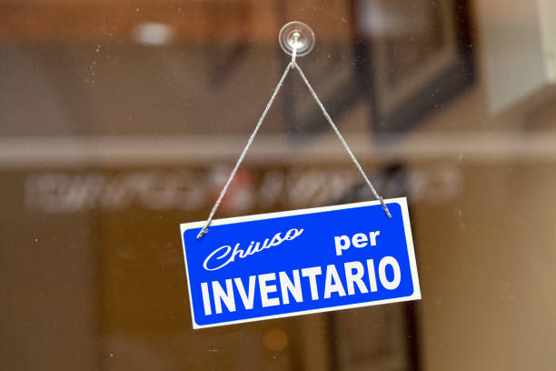 istock Italian Closed for inventory sign 1170148688