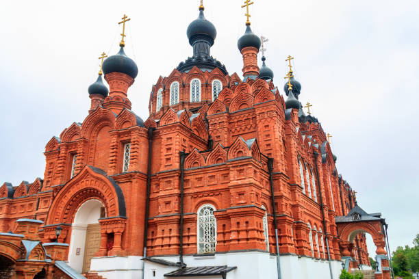 das kloster shamordino (kloster des hl. ambrosius und unserer lieben frau von kasan) ist ein russisch-orthodoxes kloster im dorf shamordino in der oblast kaluga in russland. - 7654 stock-fotos und bilder