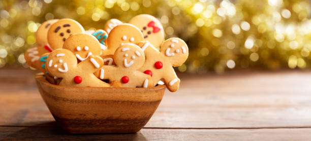 comida de natal.  bolinhos de gengibre caseiros em uma bacia - holiday cookies - fotografias e filmes do acervo