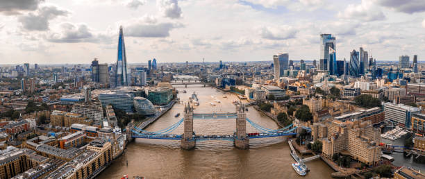 красивый вид на тауэрский мост в лондоне, великобритания - tower bridge london england panoramic bridge стоковые фото и изображения