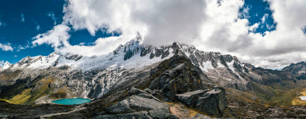 vista sul lago alpino su santa cruz trek nel parco nazionale di huscaran nella cordillera blanca nel nord del perù - huaraz foto e immagini stock