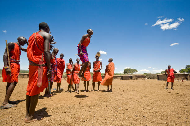 maasai-männer beim springtanz - masai africa dancing african culture stock-fotos und bilder