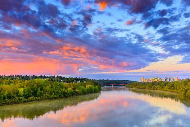 ville d'edmonton en alberta canada - north saskatchewan river photos et images de collection