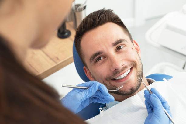 homem que tem uma visita no dentista - dentist family doctor dental hygiene - fotografias e filmes do acervo