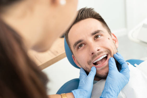 homem que tem uma visita no dentista - dentist family doctor dental hygiene - fotografias e filmes do acervo