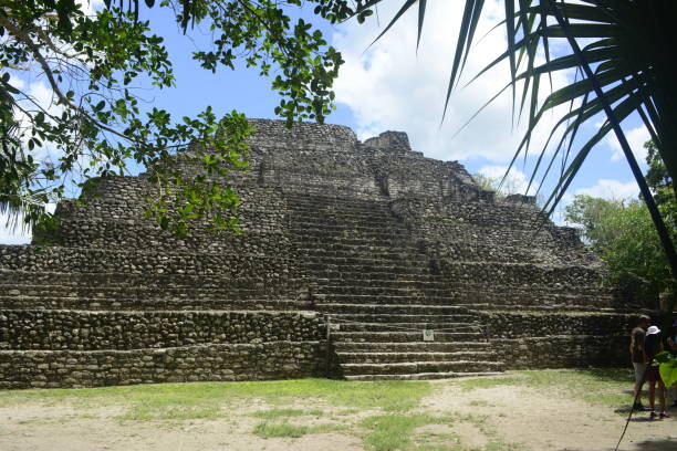 tempio di chacchoben, una città maya dimenticata molto grande e bella a quintana roo, messico - chacchoben foto e immagini stock